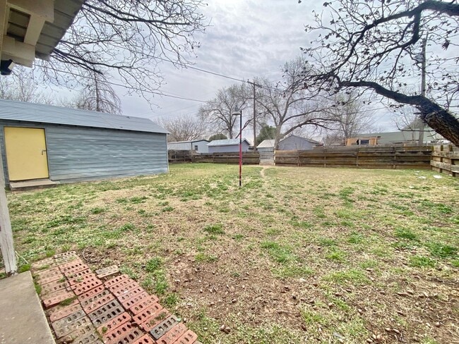 Building Photo - Pre-leasing now - 3 bed /2 bath - available 6/10/2026