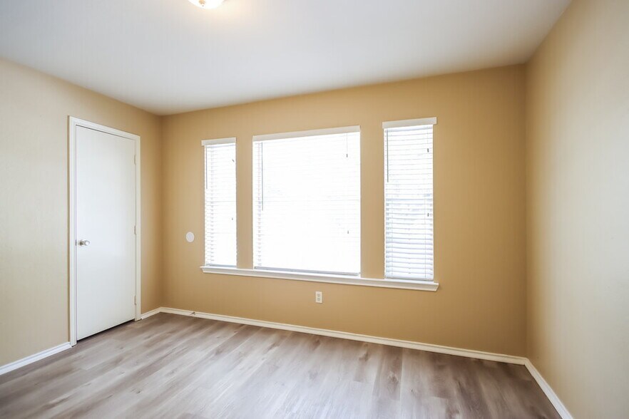 Building Photo - 2610 Heather Knoll Dr