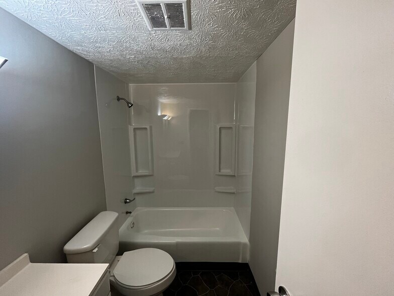 Building Photo - 4734 Castlebar St NW