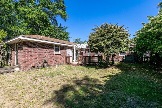 Building Photo - Beautiful rental full of character and charm located in The Avenues of Cayce! Close to USC!