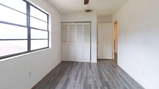 Building Photo - 604 Roselyn Ave