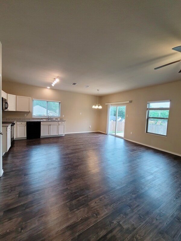 Building Photo - 5804 Deauville Street