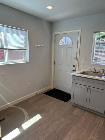 Building Photo - 1451 Santa Clara Ave