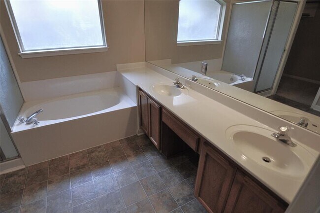 Building Photo - 1830 Paradise Ridge Dr