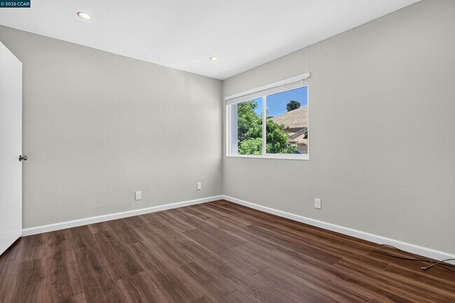 Building Photo - 121 Violet Rd