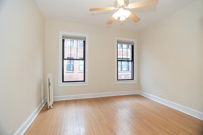 Building Photo - 7631 N Eastlake Terrace