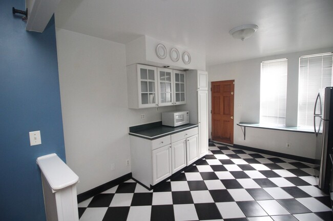 Building Photo - Simply Perfect Canton 2bd/2ba Rowhome w/ Parking! Available 5/11