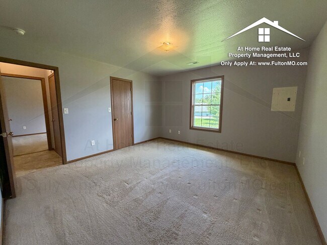 Building Photo - 427–429 Sabre Circle