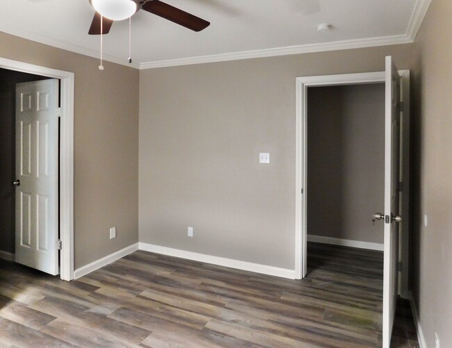 Building Photo - Room For Rent