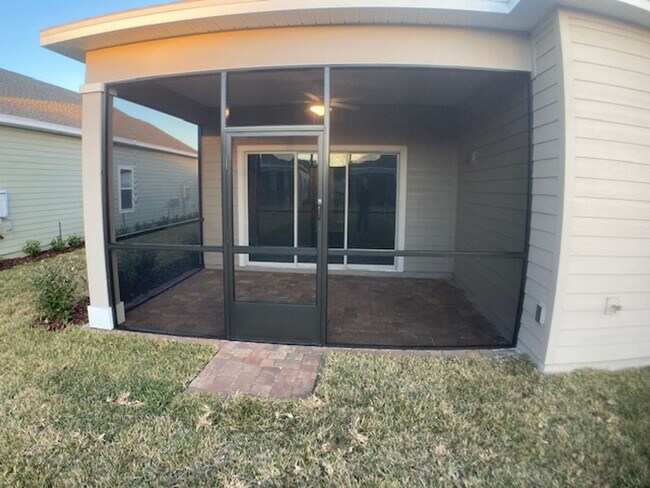 Building Photo - Stylish & Low-Maintenance Living in Oakleaf Community