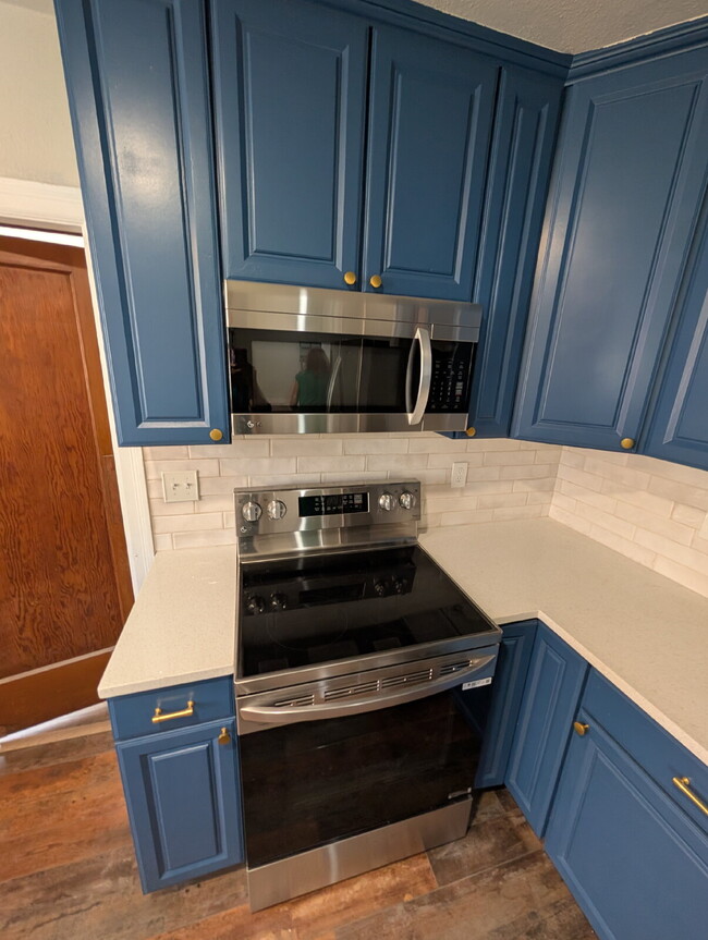 Building Photo - Charming 3-Bedroom recently remodeled home...