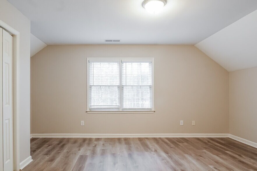 Building Photo - 990 Amberton Ln