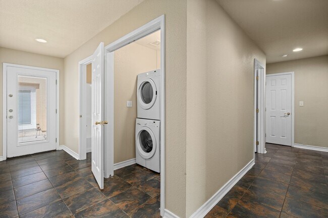 Building Photo - Walk to campus, Walk downtown, Shared Fenced Yard and Courtyard, Flat Rate Utilities!