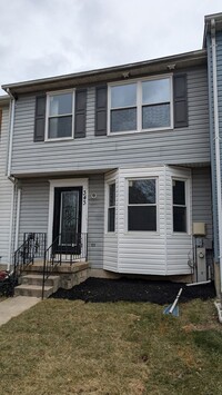 Building Photo - 3-Bedroom, 3 Full Bath Single Family Townhome