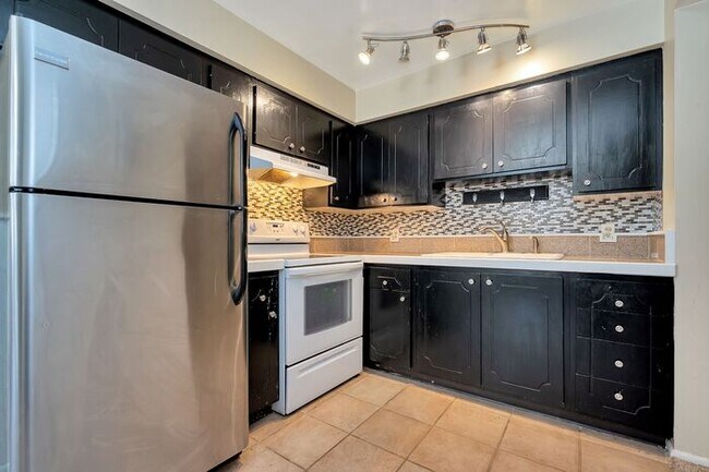 Building Photo - Beautiful Capital Gardens 2 bedroom Condo ...