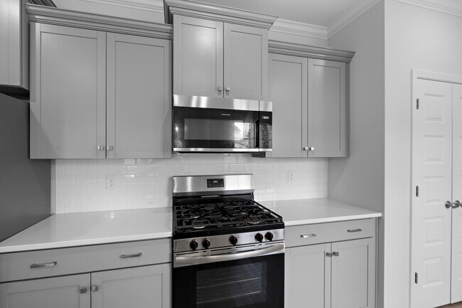 Building Photo - 837 Peony Ln