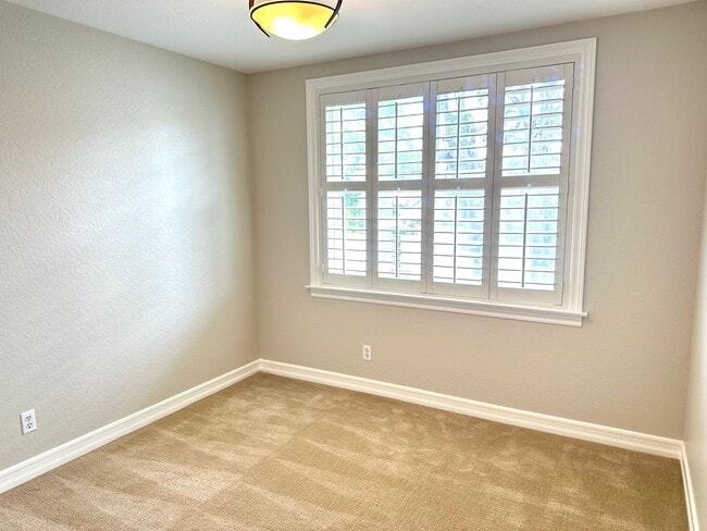 Building Photo - Large 5 Bedroom Single Family Home Near Da...