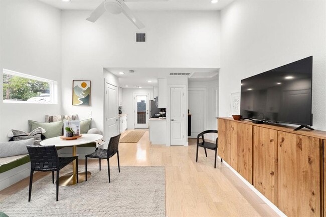 Building Photo - 3005 Kuhlman Ave