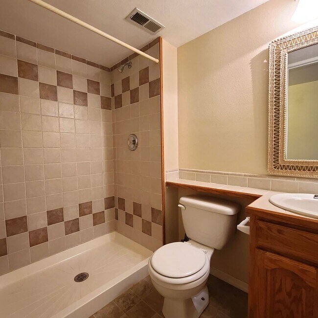 Building Photo - Beautiful home in Briargate Fairfax - D20 - ready to move in NOW!