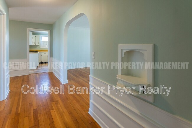 Building Photo - 323 Walsh Rd