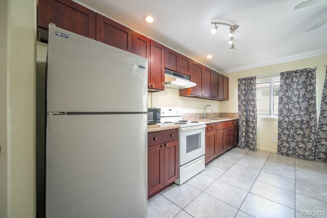 Building Photo - Ground Floor 2/2 Duplex in Wahiawa w/ Sola...