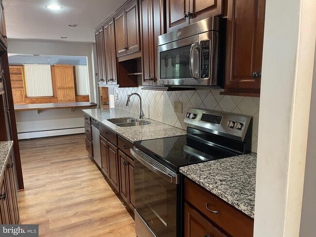 Building Photo - 511 Heather Rd