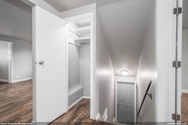 Building Photo - 854 2nd St