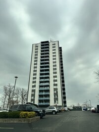 Building Photo - 1800 Roundhill Rd