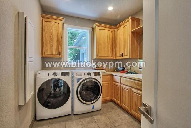 Building Photo - 3 Bed, 2.5 Baths Luxury Home Located Near ...