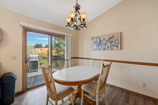 Building Photo - 3704 Meadowbrook Dr