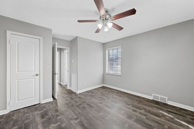 Building Photo - 5836 Sunshine Dr