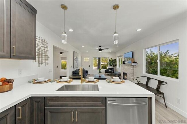 Building Photo - Beautiful 3 Bed/1.5 Bath Home in Hillcrest...
