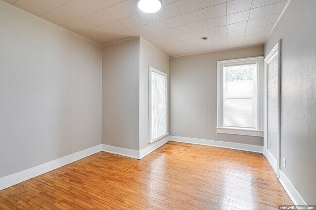 Building Photo - 818/818A Bowen St