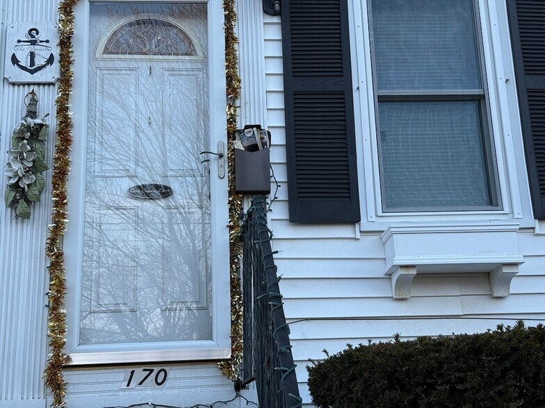 Building Photo - 170 Neck St