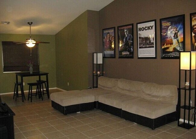 Building Photo - 4 Bedroom, 2 Bath Available NOW!!