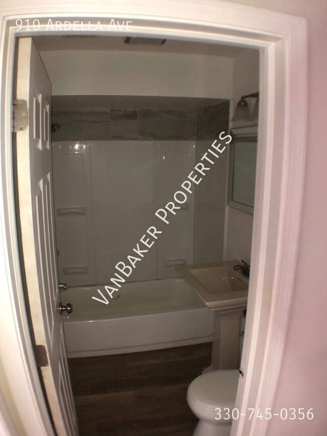 Building Photo - 910 Ardella Ave