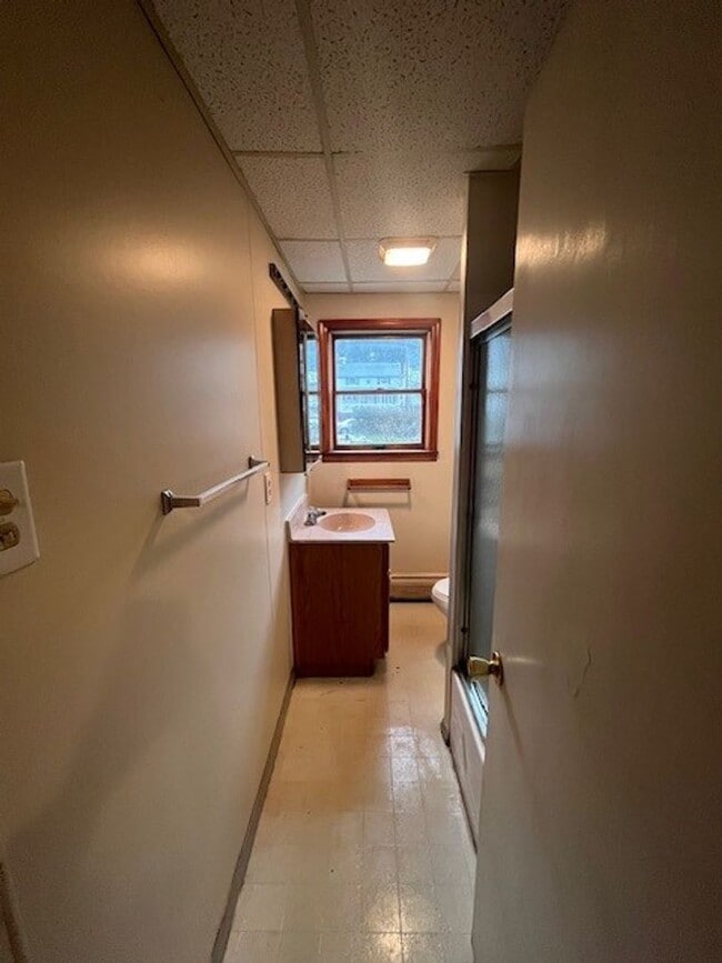 Building Photo - 3 bed 1 bath