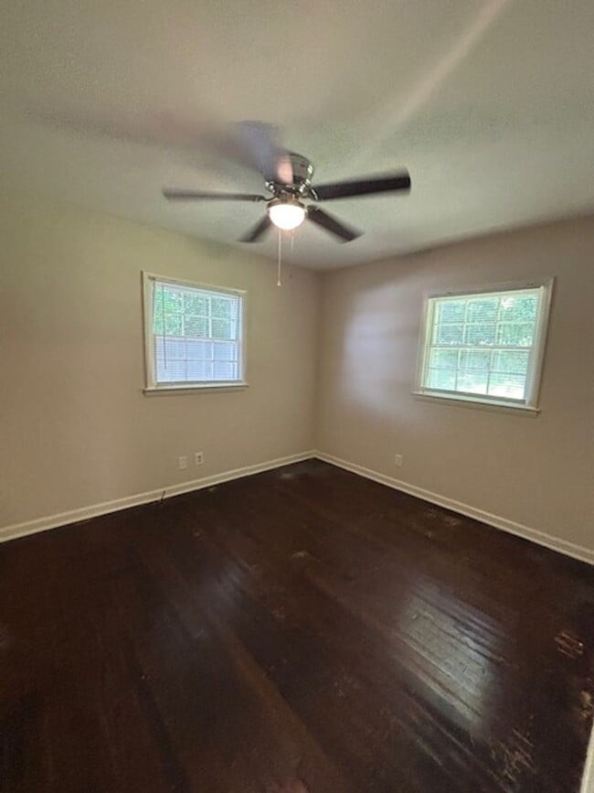 Building Photo - Centrally located