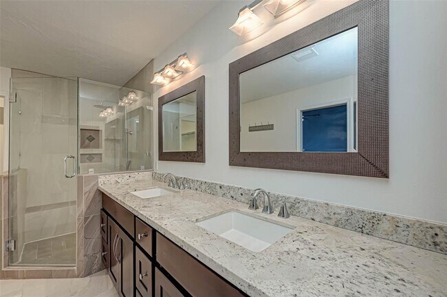 Building Photo - 11627 Briar Rose Dr