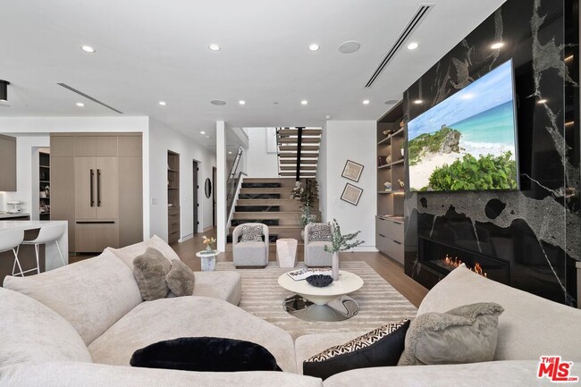 Building Photo - 714 N La Jolla Ave