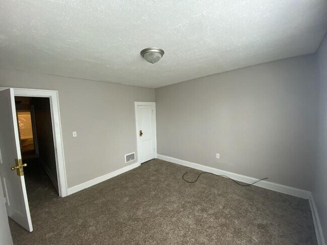 Building Photo - SPRING MOVE IN SPECIAL!!   Large 2 Bedroom Duplex in prime location Weiland Park / Itailian Villa...