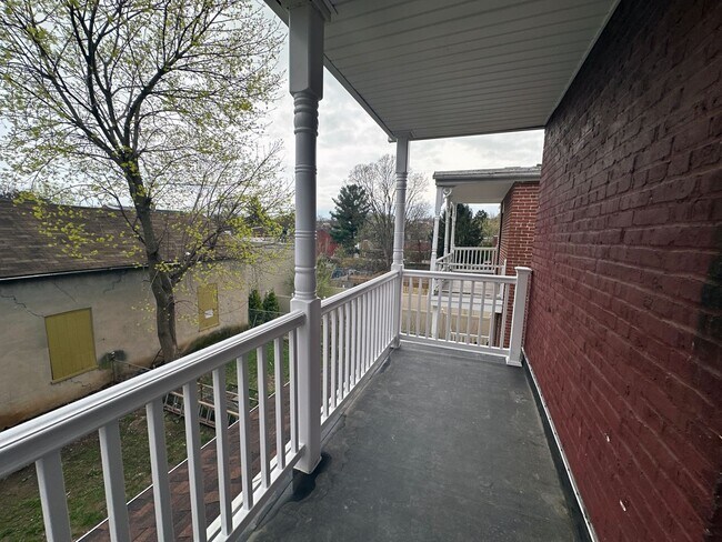 Building Photo - 528 Manor St