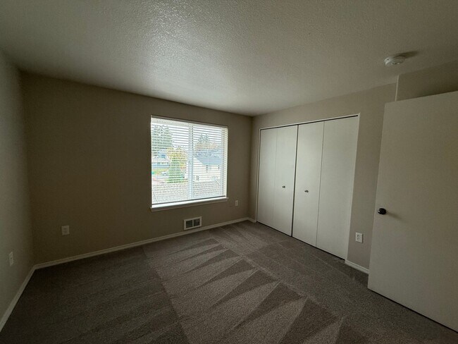 Building Photo - FREE RENT through FEBRUARY - SEE LISTING for DETAILS!  Newly Updated Two Bedroom Townhome Availab...