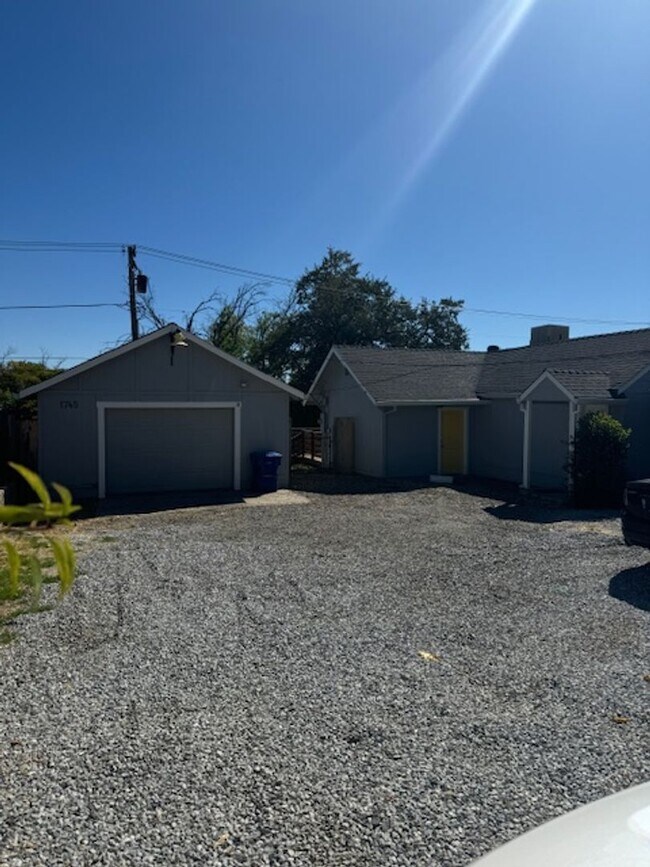Building Photo - Cute 2 Bedroom in West Redding