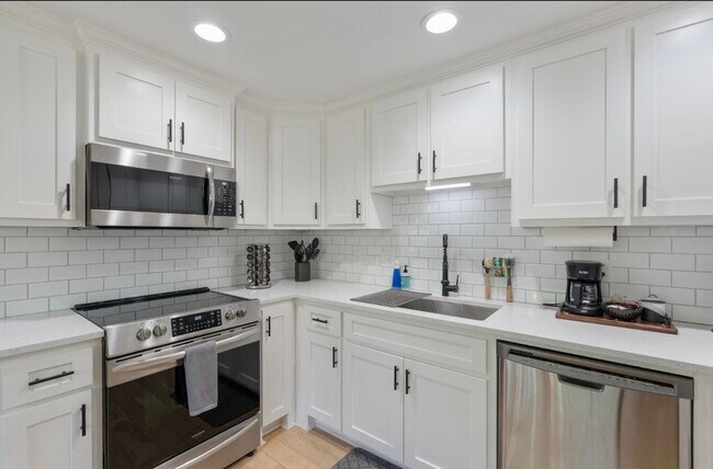 Building Photo - 5521 J St