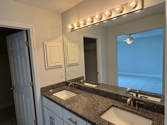 Building Photo - Palm Coast F-Section Home