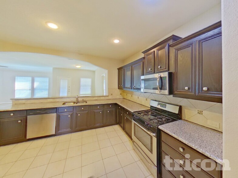 Building Photo - 3105 Oakcrest Dr