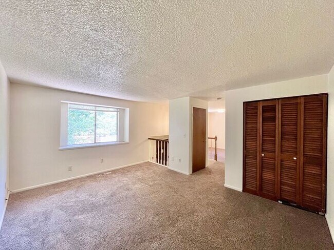Building Photo - Great 2 bedroom 1 bathroom Duplex with att...