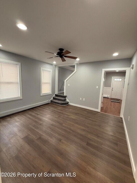 Building Photo - 708 Main St