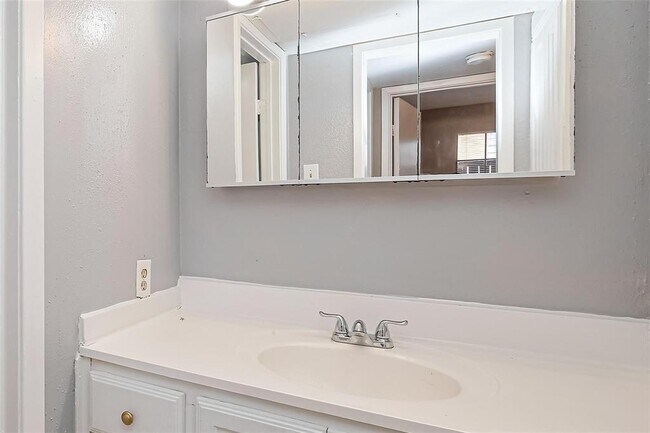 Building Photo - 9090 S Braeswood Blvd
